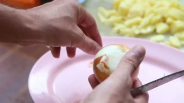 Soğan soyma erkek eller