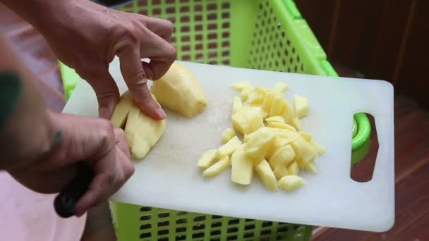 Männerhände mit gehackten Kartoffeln — Stockvideo