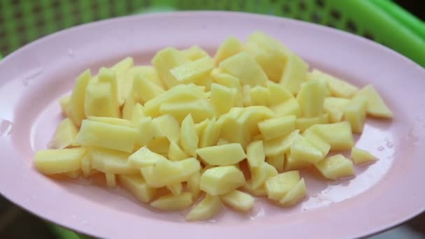 Coarsely chopped potatoes — Stock Video