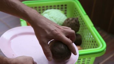 Tabak beetroots elleriyle