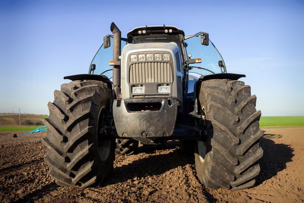 Трактор для сельского хозяйства — стоковое фото