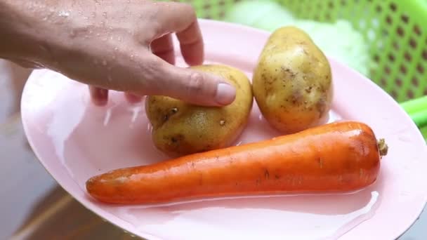 Mannelijke handen peeling aardappel — Stockvideo