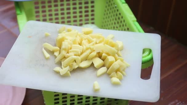 Männerhände mit gehackten Kartoffeln — Stockvideo