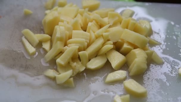 Грубо нарезанный картофель — стоковое видео