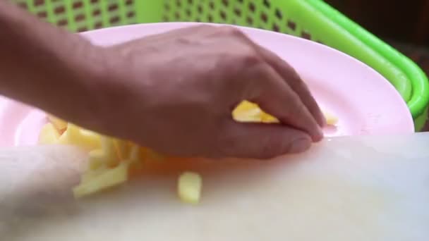 Männerhände mit gehackten Kartoffeln — Stockvideo