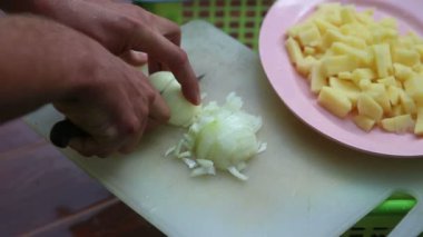 Soğan doğrama ile eller