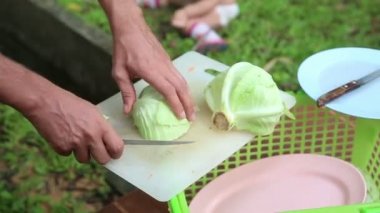 Bıçak kesim lahana ile el