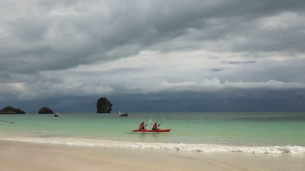 Kayak floating in azure coast water — Stock Video