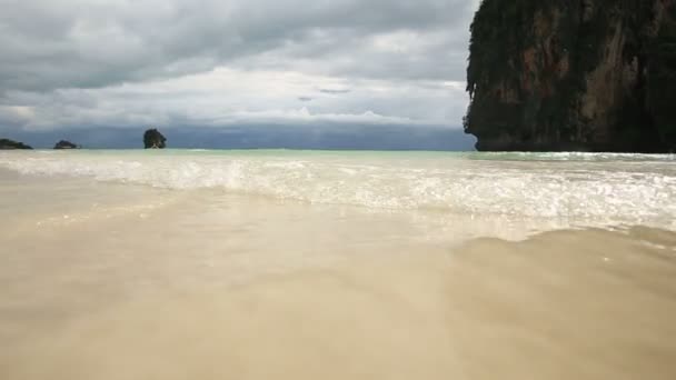 Water spatten op strand — Stockvideo