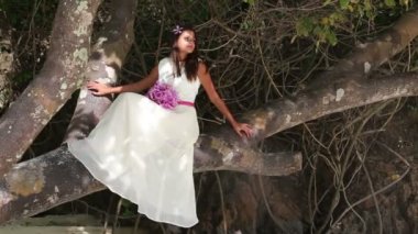 Gelin gelinlik ağaçta oturuyor