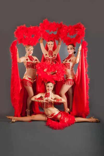 Junge schöne Tänzerinnen in roten Kleidern — Stockfoto