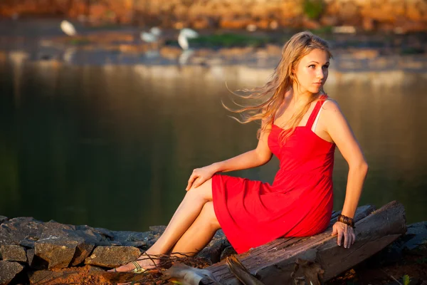 Kırmızı elbiseli güzel sarışın kız — Stok fotoğraf