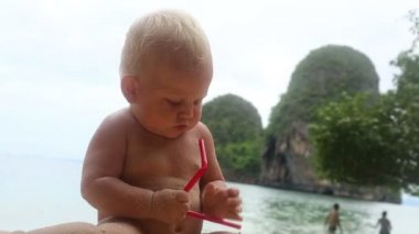 Saman ile oynayan sarışın çocuk