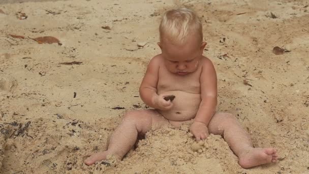 Kumda oynayan sarışın çocuk — Stok video