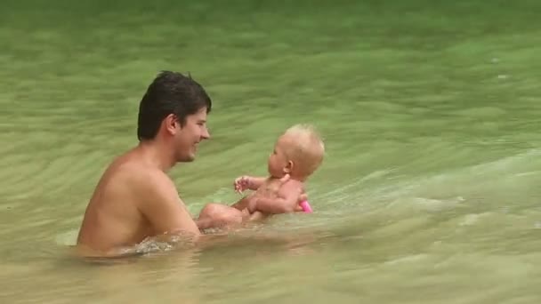 Dad bathe his baby daughter — Stock Video