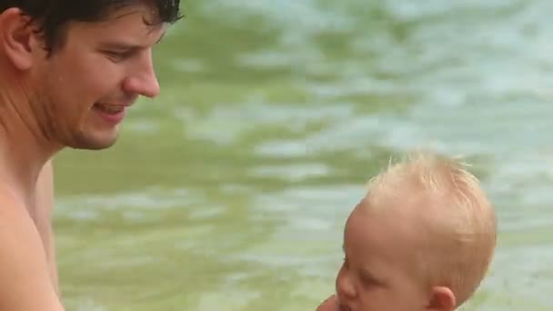 Papa badet seine kleine Tochter — Stockvideo
