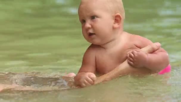 Papa baden zijn baby dochter — Stockvideo