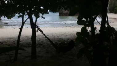 Adam ve çocuk siluetleri hamak