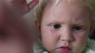 Kız sarışın bebek besleme