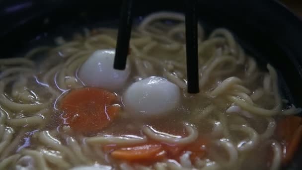 Sopa de fideos con bolas de pescado — Vídeos de Stock