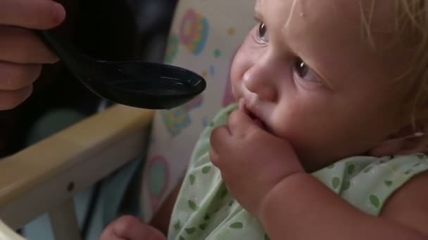 Alimentando menina loira bebê — Vídeo de Stock