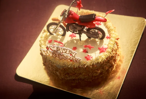 バイクや赤い星で飾られたバースデー ケーキ — ストック写真