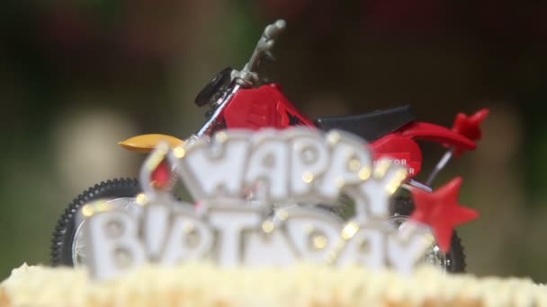 Födelsedagstårta med motorcykel figur — Stockvideo
