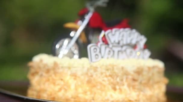 Gâteau d'anniversaire avec figure de moto — Video