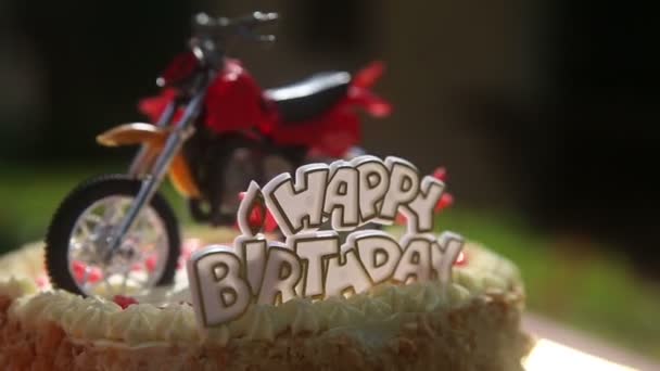 Bolo de aniversário com figura de motocicleta — Vídeo de Stock