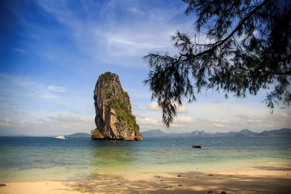 Green cliff in blue sea — Stock Photo, Image