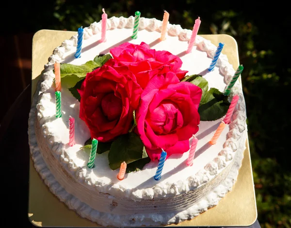 Bolo delicioso cremoso branco com velas — Fotografia de Stock