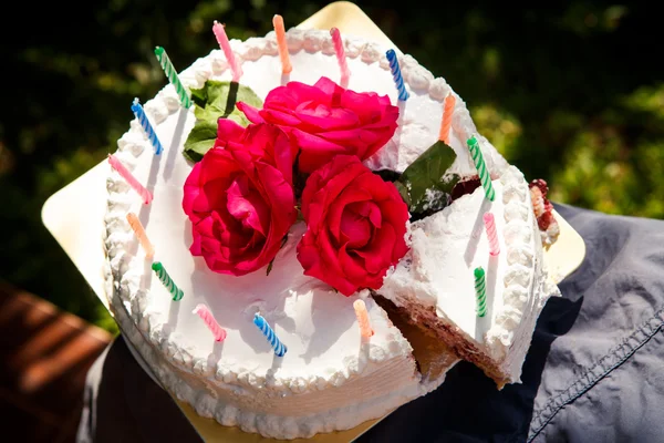 蝋燭で白いクリーミーなおいしいケーキ — ストック写真