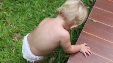 çimenlerin üzerinde oynayan çocuk