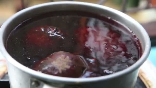 Red beet cooked in boil — Stock Video