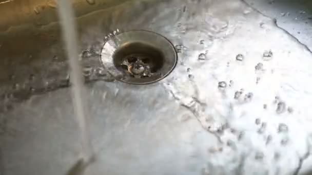 Вода в серой металлической раковине — стоковое видео