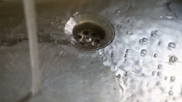 Water im grey metal sink — Stock Video