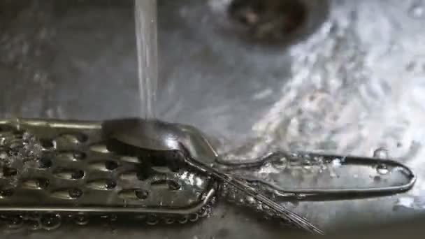 Spoon and fork in sink — Stock Video