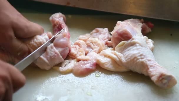 Snijden vlees aan boord — Stockvideo