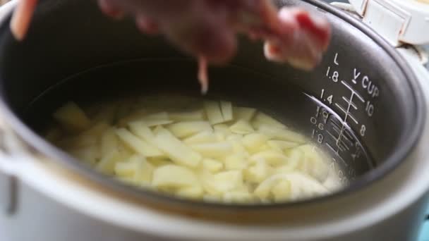 Muslos de pollo en olla — Vídeos de Stock