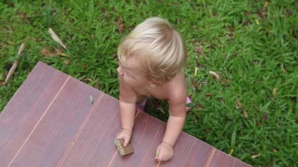 Enfant jouant sur l'herbe 