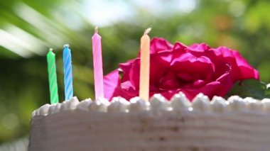 Ellerini mumlar pastanın üzerine koy.