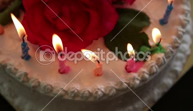 Beyaz kremalı pasta üzerinde yanan mumlar