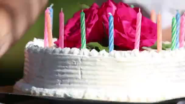 Hände drehen weißen cremigen Kuchen — Stockvideo