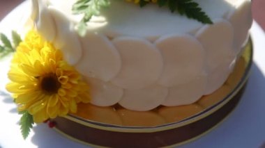 Sarı çiçekli beyaz kremalı pasta