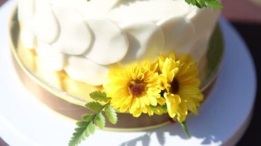 Sarı çiçekli beyaz kremalı pasta