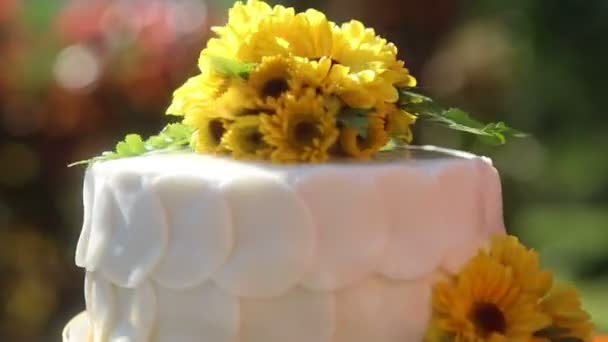 Pastel cremoso blanco con flores amarillas — Vídeos de Stock