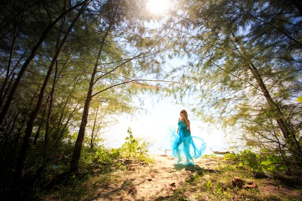 Jovem feliz asiático menina no ilha — Fotografia de Stock