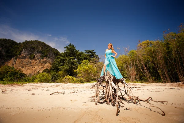 Jovem feliz asiático menina no ilha — Fotografia de Stock