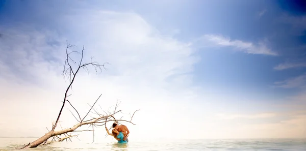 Jovem feliz asiático casal na ilha — Fotografia de Stock