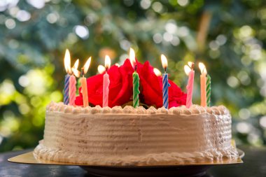 Beyaz lezzetli pasta mumlar ile